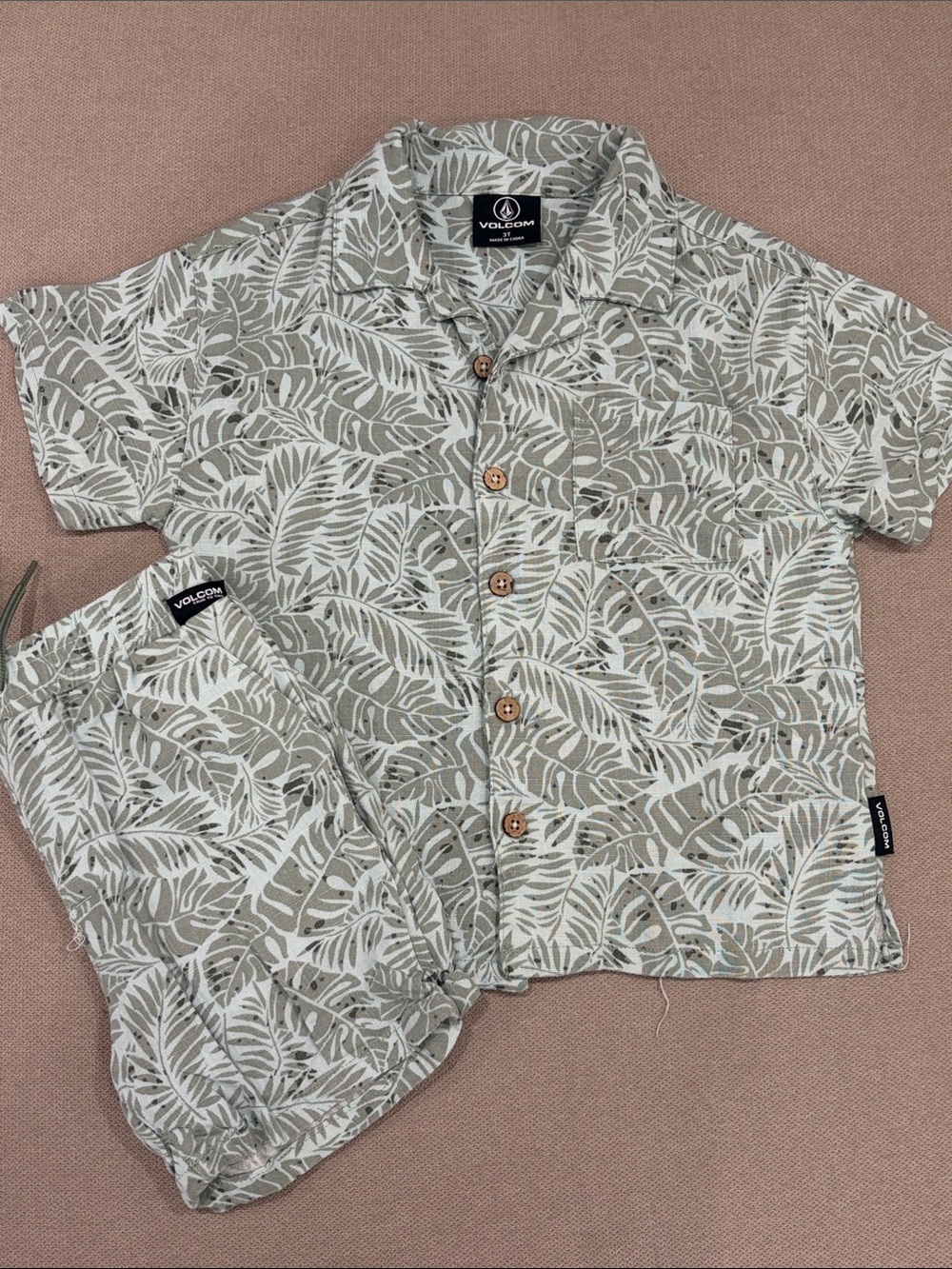 Volcom Boys Sage Green White Tropical Palm Button Down Shirt Size T3